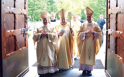 Procesja wejścia. W drzwi radomskiej katedry wchodzą jubilaci i kard. Stanisław Dziwisz, który przewodniczył  Mszy św.