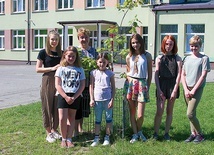 ▲	– Niedawno przyszła do mnie kolejna dziewczynka, która chce się włączyć w tę inicjatywę – mówi E. Łoniewska. Na zdjęciu z niektórymi dziewczętami.