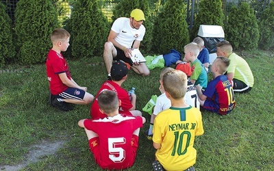 ▲	Jak na razie uczniowie Boskiej Piłki noszą koszulki z nazwiskami ulubionych graczy, ale już niebawem otrzymają „firmowe” stroje.