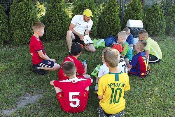 ▲	Jak na razie uczniowie Boskiej Piłki noszą koszulki z nazwiskami ulubionych graczy, ale już niebawem otrzymają „firmowe” stroje.