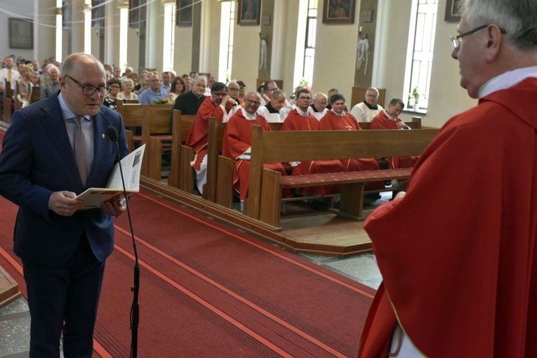 Podziękowanie za posługę proboszcza ks. Zbigniewowi Wolaninowi