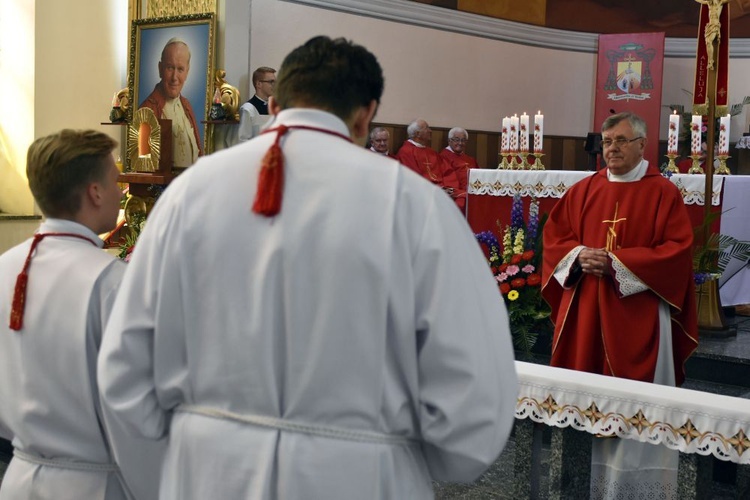 Podziękowanie za posługę proboszcza ks. Zbigniewowi Wolaninowi