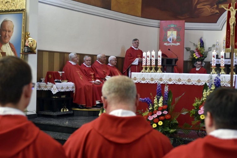 Podziękowanie za posługę proboszcza ks. Zbigniewowi Wolaninowi