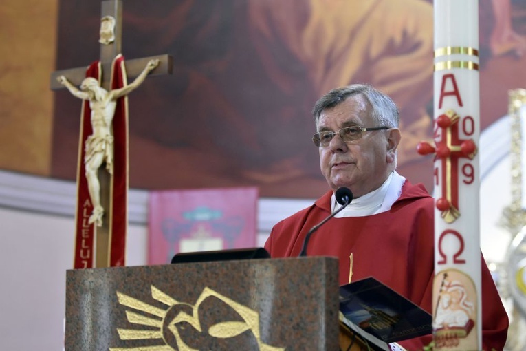 Podziękowanie za posługę proboszcza ks. Zbigniewowi Wolaninowi