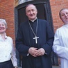 ▲	Biskup Andrzej Jeż z konsekrowaną dziewicą (z prawej)  i wdową (z lewej).