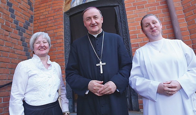 ▲	Biskup Andrzej Jeż z konsekrowaną dziewicą (z prawej)  i wdową (z lewej).