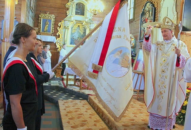 ▲	Biskup Andrzej Jeż błogosławi sztandar placówki.