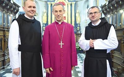 ▼	Neoprezbiterzy cystersi z biskupem. Z lewej  o. Antoni, z prawej  o. Robert.