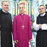 ▼	Neoprezbiterzy cystersi z biskupem. Z lewej  o. Antoni, z prawej  o. Robert.