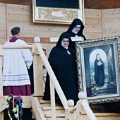 ▲	Siostry klaryski z obrazem świętej.