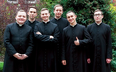 ▲	Młodzi kapłani diecezji gliwickiej rozpoczną wkrótce pracę w swoich pierwszych parafiach, do których zostali posłani.