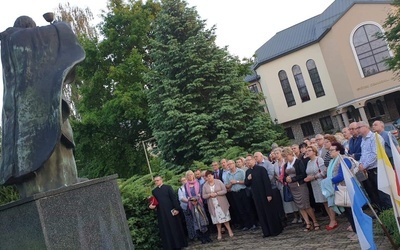 Słuchacze szkoły i wykładowcy spotkali się pod pomnikiem św. Jana Pawła II.