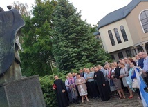 Słuchacze szkoły i wykładowcy spotkali się pod pomnikiem św. Jana Pawła II.