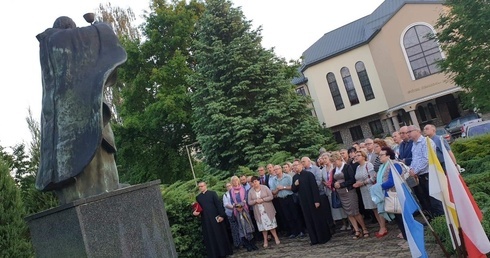 Słuchacze szkoły i wykładowcy spotkali się pod pomnikiem św. Jana Pawła II.