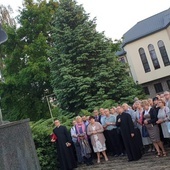 Słuchacze szkoły i wykładowcy spotkali się pod pomnikiem św. Jana Pawła II.