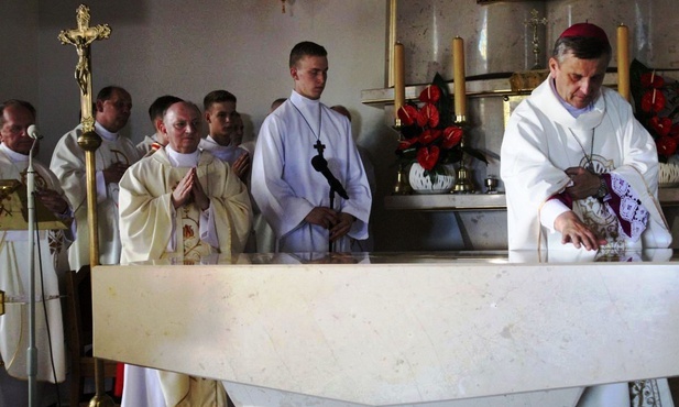 Bp Roman Pindel namaszcza ołatrz słotwińskiego kościoła-wotum Roku Jubileuszu 2000 lat chrześcijaństwa.