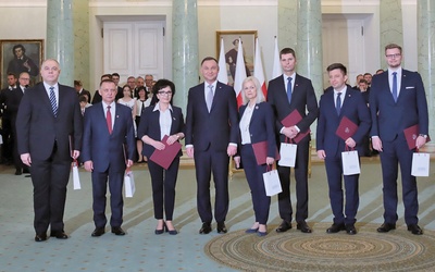 Nowi ministrowie z prezydentem Andrzejem Dudą (od lewej): Jacek Sasin, Marian Banaś, Elżbieta Witek, Bożena Borys-Szopa, Dariusz Piontkowski, Michał Dworczyk, Michał Woś.
