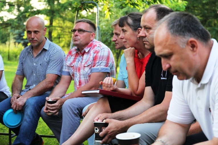 Otwarte spotkanie belskiego "Sycharu" w parafialnym ogrodzie.