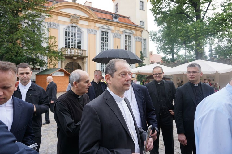 Biskupi w zamku Książ