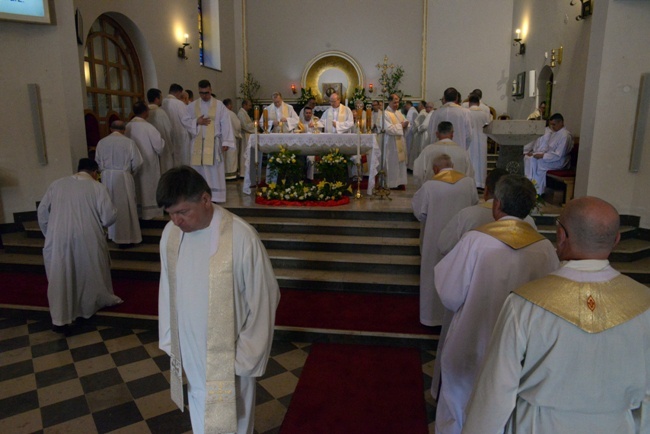 Kapłani w skarżyskiej Ostrej Bramie