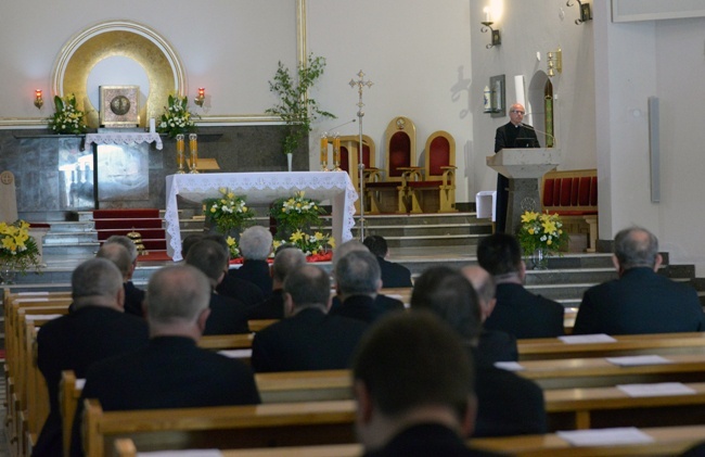 Kapłani w skarżyskiej Ostrej Bramie