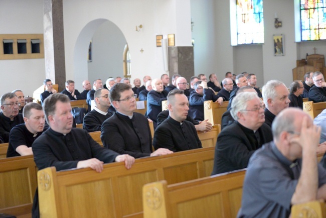 Kapłani w skarżyskiej Ostrej Bramie