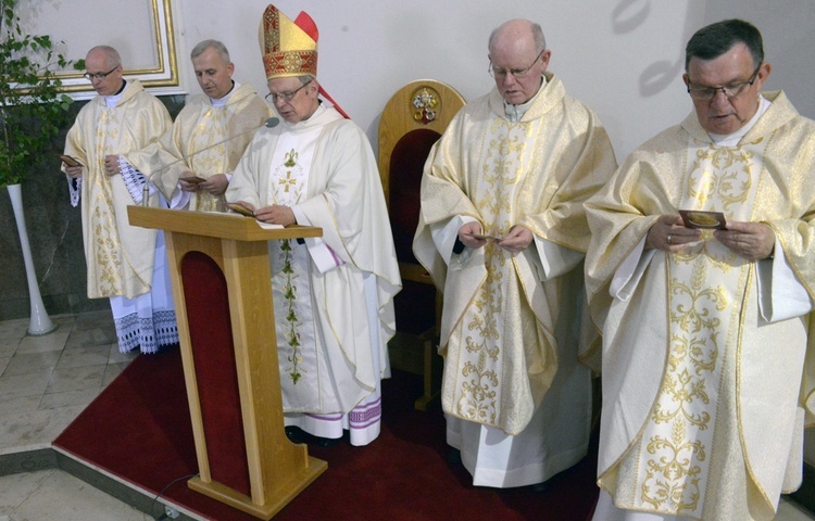 Przed końcowym błogosławieństwem bp Henryk Tomasik odmówił z obecnymi na pielgrzymce "Modlitwę papieża Pawła VI za kapłanów".
