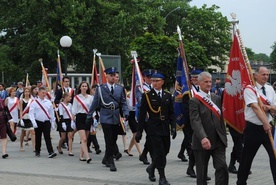 Stalowa Wola. Przemarsz ulicami miasta. 80. rocznica poświęcenia miasta.