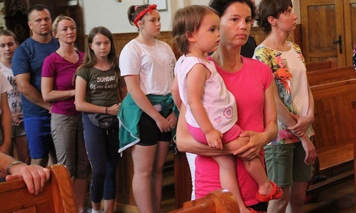 2,5-letnia Nina - na zdjęciu z mamą Elą - z Łęg koło Oświęcimia, jest najmłodszą pątniczką.