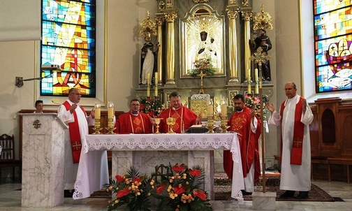 Piesze pielgrzymowanie poprzedziła Msza św. w kościele Narodzenia NMP w Porąbce.