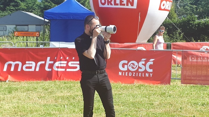 Redaktor naczelny "Gościa" ks. Adam Pawlaszczyk tym razem w roli fotoreportera