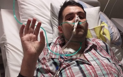 Ksiądz, który przyjął święcenia na szpitalnym łóżku, potrzebuje pomocy