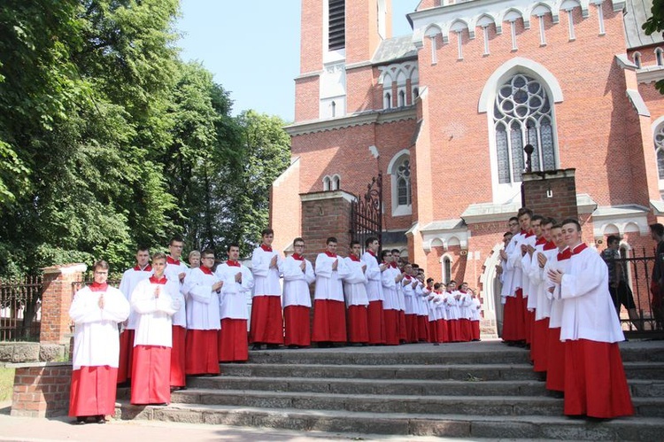 Pielgrzymka lektorów i ministrantów do Wąwolnicy