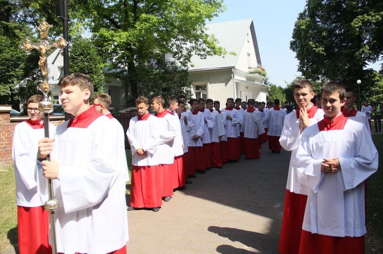 Pielgrzymka lektorów i ministrantów do Wąwolnicy