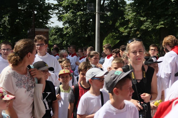 Pielgrzymka lektorów i ministrantów do Wąwolnicy