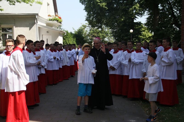 Pielgrzymka lektorów i ministrantów do Wąwolnicy