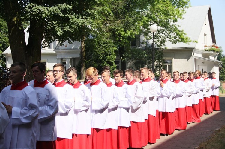 Pielgrzymka lektorów i ministrantów do Wąwolnicy