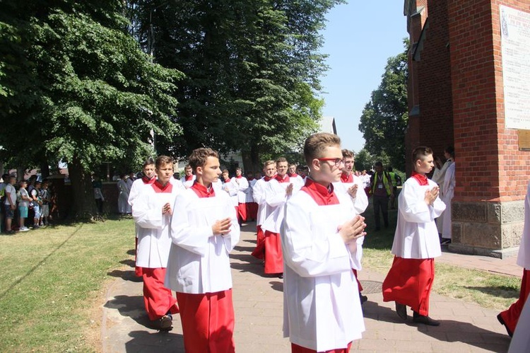 Pielgrzymka lektorów i ministrantów do Wąwolnicy