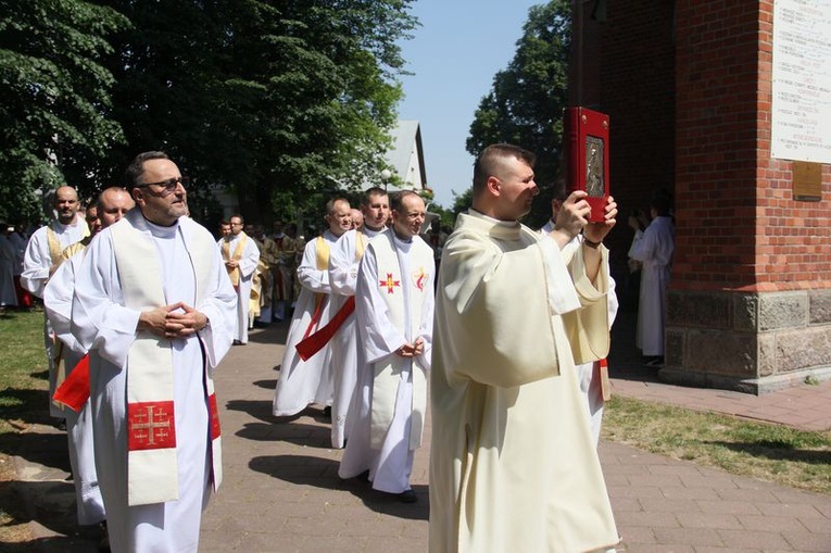 Pielgrzymka lektorów i ministrantów do Wąwolnicy