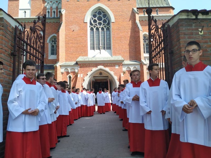 Pielgrzymka lektorów i ministrantów do Wąwolnicy