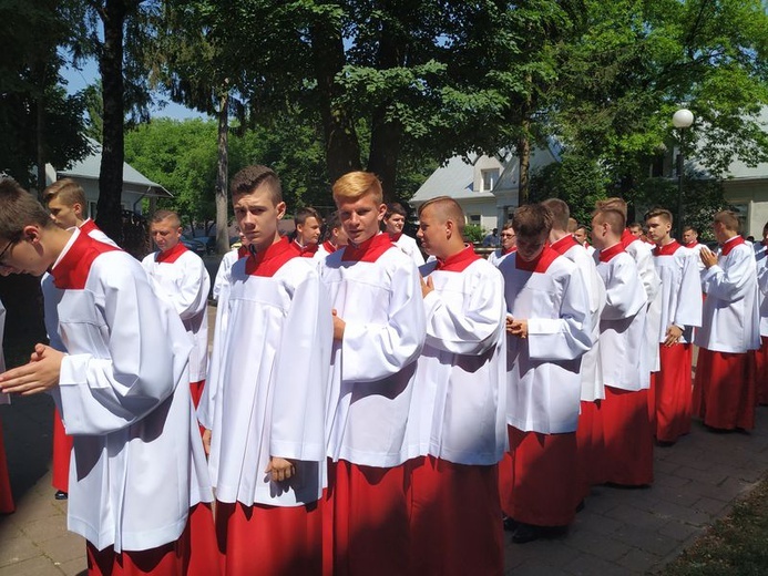 Pielgrzymka lektorów i ministrantów do Wąwolnicy