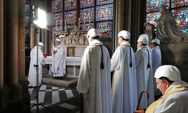 Pierwsza po pożarze Msza św. w paryskiej katedrze Notre-Dame