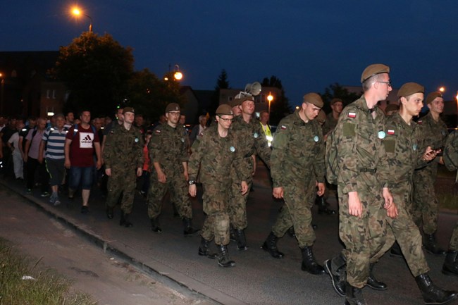 Nocna pielgrzymka mężczyzn do Starej Błotnicy