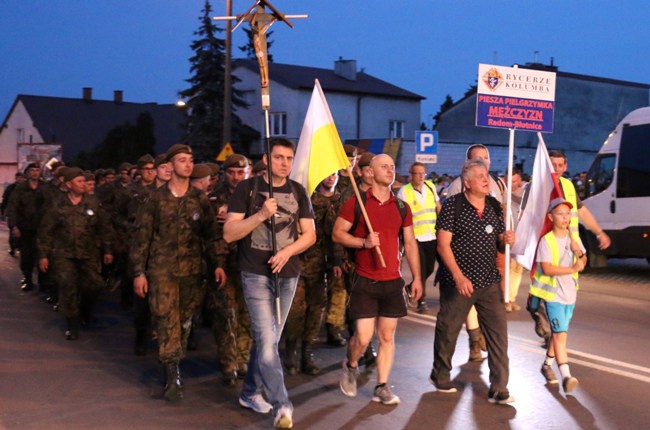 Nocna pielgrzymka mężczyzn do Starej Błotnicy