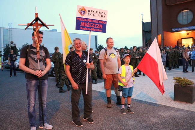 Nocna pielgrzymka mężczyzn do Starej Błotnicy