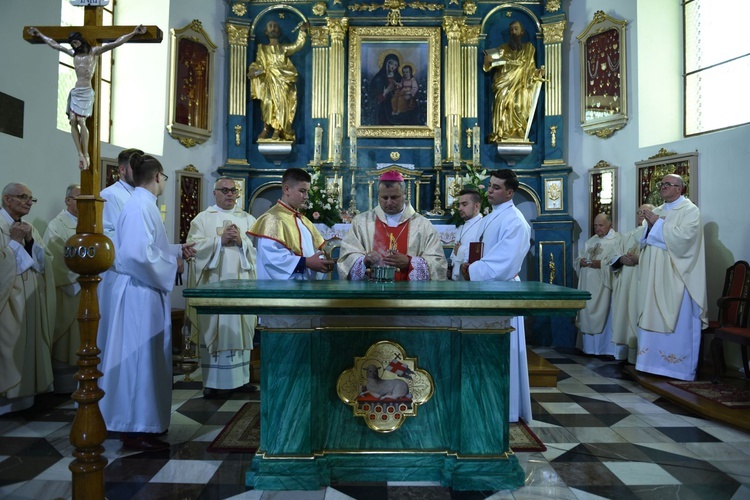 Nowy ołtarz w Domosławicach