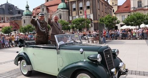 Inscenizacja historyczna przedstawiała trzy powstania oraz plebiscyt na Śląsku.