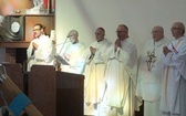 Eucharystia przy krzyżu papieskim 