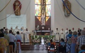 Eucharystia przy krzyżu papieskim 