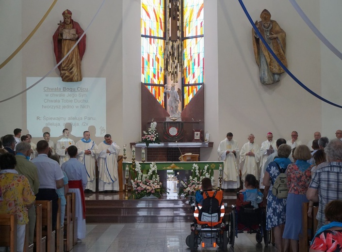 Eucharystia przy krzyżu papieskim 